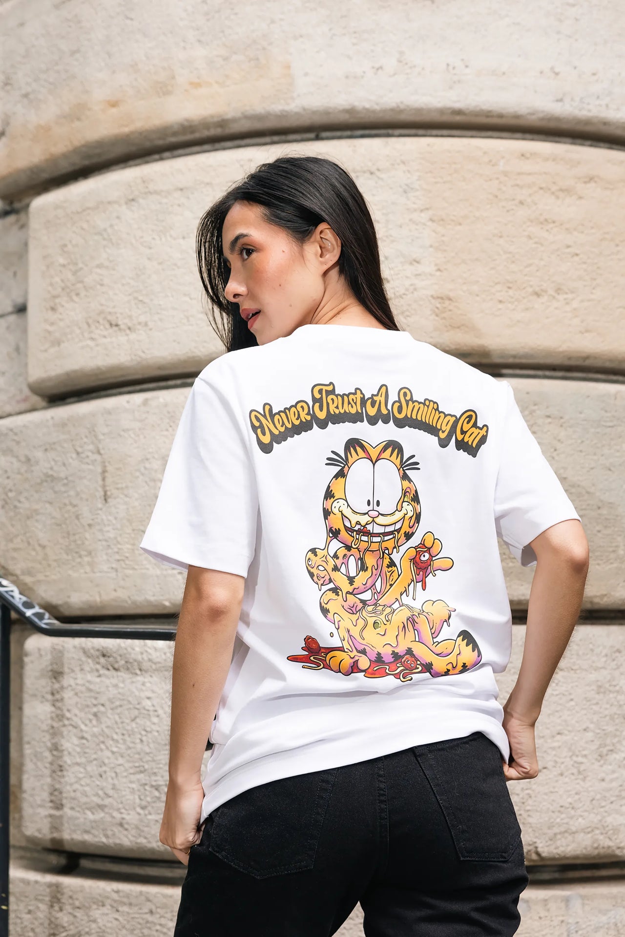 NEVER TRUST A SMILING CAT